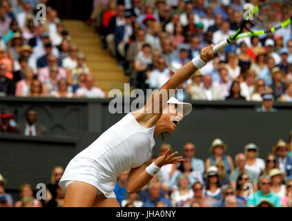 London, UK. 13. Juli 2017. Wimbledon Tennis: London, 13. Juli 2017 - Johanna Konta diente während ihrer Semi-Finale Verlust gegen Venus Williams auf dem Centre Court in Wimbledon am Donnerstag. Bildnachweis: Adam Stoltman/Alamy Live-Nachrichten Stockfoto