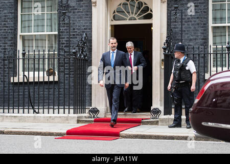 London, Großbritannien. 13. Juli 2017. Der König von Spanien, Felipe VI, Blätter 10 Downing Street nach einem Treffen mit dem britischen Premierminister Theresa May. Der König und die Königin von Spanien zahlen einen Staatsbesuch in Großbritannien. Credit: Wiktor Szymanowicz/Alamy leben Nachrichten Stockfoto