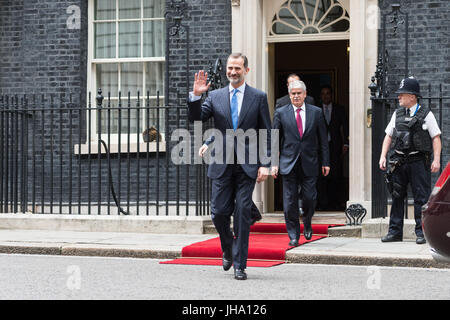 London, Großbritannien. 13. Juli 2017. Der König von Spanien, Felipe VI, Blätter 10 Downing Street nach einem Treffen mit dem britischen Premierminister Theresa May. Der König und die Königin von Spanien zahlen einen Staatsbesuch in Großbritannien. Credit: Wiktor Szymanowicz/Alamy leben Nachrichten Stockfoto