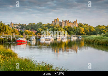 Der Causeway, Arundel. 13. Juli 2017. Wolkendecke über West Sussex gehoben heute morgen sonnig und warmen Temperaturen geben. Teils sonnig über Arundel. Bildnachweis: James Jagger/Alamy Live News Stockfoto