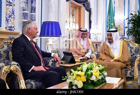 US Secretary Of State Rex Tillerson während eines bilateralen Treffens mit saudischen König Salman bin Abdulaziz 12. Juli 2017 in Jeddah, Saudi-Arabien. Tillerson stößt Führer des Golf-Kooperationsrates in einem Versuch, die Isolation der Kollege Katar eine saudische geführten Koalition beenden. Stockfoto