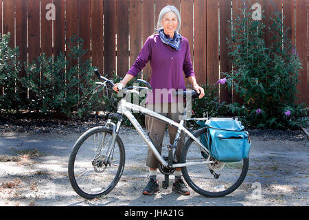 Napa, Kalifornien, USA. 5. Juni 2017. Napan Donna Risinger posiert mit dem Fahrrad, die, dem Sie vor kurzem trainiert hat. Sie hat das Fahrrad ausgeliefert, die sie nach Bar Harbor, Maine Langlauf fahren und treffen einen Freund dem beginnt sie einen 4.200 Meile Trek, das in Anacortes, Washington in etwa drei Monaten fertig wird. Bildnachweis: Napa Valley Register/ZUMA Draht/Alamy Live-Nachrichten Stockfoto