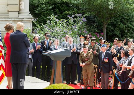 Paris, Frankreich. 13. Juli 2017. US-Präsident Donald Trump und First Lady Melania Trump während einer Veranstaltung zu Ehren Veteranen der US-Botschaft 13. Juli 2017 in Paris, Frankreich. Die erste Familie ist in Paris zum Gedenken an den 100. Jahrestag der US-Gesundheitsbehörde Einstieg in Weltkrieg und Bastille-Tag feiern zu besuchen. Bildnachweis: Planetpix/Alamy Live-Nachrichten Stockfoto