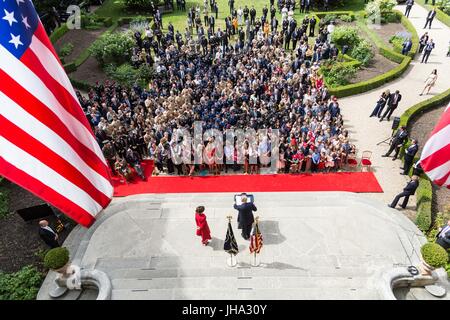 Paris, Frankreich. 13. Juli 2017. US-Präsident Donald Trump und die First Lady Melania Trump Adresse Veteranen versammelten sich in der US-Botschaft 13. Juli 2017 in Paris, Frankreich. Die erste Familie ist in Paris zum Gedenken an den 100. Jahrestag der US-Gesundheitsbehörde Einstieg in Weltkrieg und Bastille-Tag feiern zu besuchen. Bildnachweis: Planetpix/Alamy Live-Nachrichten Stockfoto