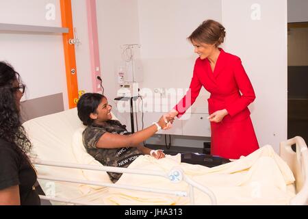 Paris, Frankreich. 13. Juli 2017. U.S. First Lady Melania Trump begrüßt einen jungen Patienten während einem Besuch Necker Krankenhaus, das größte Kinderkrankenhaus in Frankreich 13. Juli 2017 in Paris, Frankreich. Die First Lady gepaart eine seltene Hochsteckfrisur mit einem leuchtend roten Dior Rock Anzug und passende rote Pumps, wie sie auf ihren eigenen Zeitplan in Paris vor der Bastille-Tag feiern. Bildnachweis: Planetpix/Alamy Live-Nachrichten Stockfoto