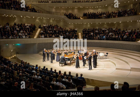 Hamburg, Deutschland. 13. Juli 2017. Musiker spielen während eines Konzerts in der Elbphilharmonie in Hamburg, Deutschland, 13. Juli 2017. 2000 Polizisten, die während des G20-Gipfels eingesetzt wurden, waren ein besonderes Konzert in der Hamburger Elbphilharmonie fast eine Woche nach dem Gipfel eingeladen. Foto: Daniel Bockwoldt/Dpa/Alamy Live News Stockfoto