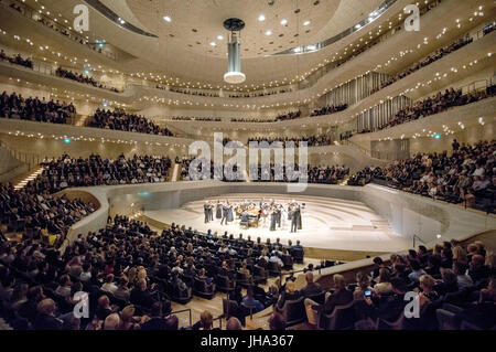 Hamburg, Deutschland. 13. Juli 2017. Polizisten sitzen während eines Konzerts in der Elbphilharmonie in Hamburg, Deutschland, 13. Juli 2017. 2000 Polizisten, die während des G20-Gipfels eingesetzt wurden, waren ein besonderes Konzert in der Hamburger Elbphilharmonie fast eine Woche nach dem Gipfel eingeladen. Foto: Daniel Bockwoldt/Dpa/Alamy Live News Stockfoto