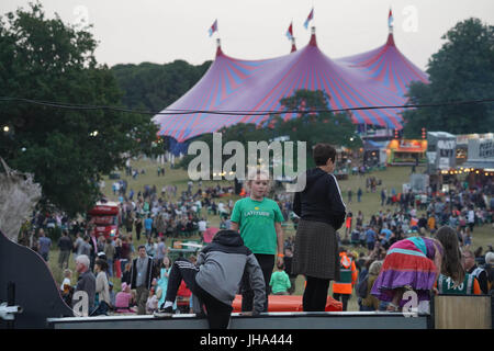 Henham Park, Southwold, UK. 13. Juli 2017. Allgemeine Ansichten des ersten Tages (Donnerstag) von 2017 Latitude Festival in Henham Park, Southwold in Suffolk. Foto: Donnerstag, 13. Juli 2017. Bildnachweis sollte lauten: Roger Garfield/Alamy Live News. Stockfoto