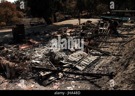 Goleta, Kalifornien, USA. 13. Juli 2017. Beschädigtes Eigentum ist in der Nähe der Cachuma Lake Recreation Area durch die Whittier Feuer im Santa Barbara County östlich von Goleta, Kalifornien gesehen. Bildnachweis: Joel Angel Juarez/ZUMA Draht/Alamy Live-Nachrichten Stockfoto