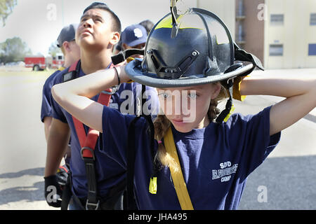 13. Juli 2017 passt sich ihren Helm vor Asending die Antenne Leiter auf einem LKW 100 Fuß in der Luft am Junior-Feuerwehrmann-Camp in San Diego - San Diego, CA, USA - Eleven-Year-Old Samantha Richardson. San Diego Fire Rescue Department hielt seine erste Junior Feuerwehrmann Camp an der Feuerwehr Ausbildungsstätte von Kincaid Straße in der Nähe von Westend von Lindbergh Field. Jungen und Mädchen im Alter 10'' "16 wurden eingeladen, an dieser einwöchigen Camp teilnehmen und lernen, wie man die Schläuche und Leitern, Such- und Rettungsdienst Feuerwehr Fähigkeiten und grundlegende Erste-Hilfe verwenden. Es gibt insgesamt 100 Camper; ca. 25 Stockfoto