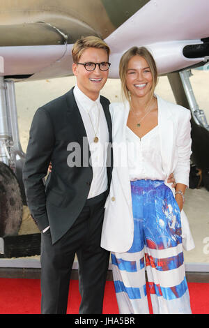 London, UK. 13. Juli 2017. Oliver Proudlock, Emma Louise Connolly, Dünkirchen - Film Weltpremiere, Leicester Square Gardens, London UK, 13. Juli 2017, alliierte Soldaten aus Belgien, das britische Empire, Kanada und Frankreich sind umgeben von der deutschen Armee und während einer heftigen Schlacht im zweiten Weltkrieg evakuiert. Bildnachweis: Rich Gold/Alamy Live-Nachrichten Stockfoto