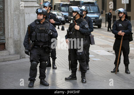 Buenos Aires, Buenos Aires, Argentinien. 13. Juli 2017. Staatsbedienstete protestierten gegen die Regierungspolitik und stand zur Unterstützung der Pepsico Arbeiter, die polizeiliche Repression auf die Lay´s ausgesetzt waren snack-Fabrik. Bildnachweis: Claudio Santisteban/ZUMA Draht/Alamy Live-Nachrichten Stockfoto