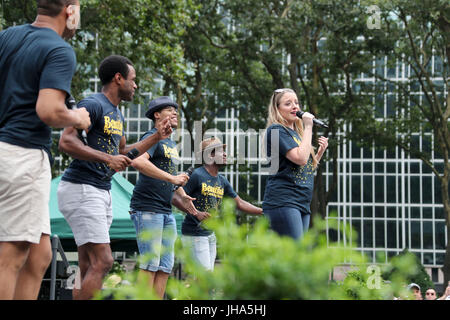 New York, USA. 13. Juli 2017. Schauspielerin Abby Mueller (1. R) und anderen Darstellern von "Beautiful: The Carole King Musical" während Broadway im Bryant Park 2017 Show im Bryant Park in New York, Vereinigte Staaten, am 13. Juli 2017 durchführen. Der Broadway im Bryant Park 2017 soll auf sechs Mal in Folge statt donnerstags, beginnend ab dem 6. Juli, während der beliebtesten Shows auf und off-Broadway aufgeführt sind. Bildnachweis: Wang Ying/Xinhua/Alamy Live-Nachrichten Stockfoto