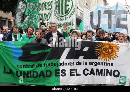 Buenos Aires, Buenos Aires, Argentinien. 13. Juli 2017. Staatsbedienstete protestierten gegen die Regierungspolitik und stand zur Unterstützung der Pepsico Arbeiter, die polizeiliche Repression auf die Lay´s ausgesetzt waren snack-Fabrik. Bildnachweis: Claudio Santisteban/ZUMA Draht/Alamy Live-Nachrichten Stockfoto