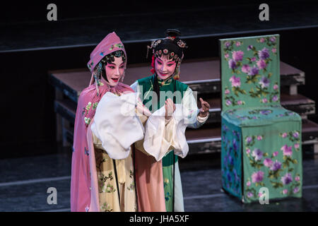 Athen, Griechenland. 12. Juli 2017. Künstler aus China Suzhou Kunqu Oper Theater führen "Peony Pavilion" im Herodes Atticus Theater am Fuße der Akropolis in Athen, Griechenland, 12. Juli 2017. Im Rahmen der Feierlichkeiten für die China-Griechenland kulturellen Austausch und Zusammenarbeit Kulturjahres Industrie präsentiert eine Truppe von Chinas Suzhou Kunqu Oper Theater von der ostchinesischen Provinz Jiangsu die Oper, eines der Meisterwerke des mündlichen und immateriellen Erbes der Menschheit der UNESCO, am Fuße des zum UNESCO-Weltkulturerbe am Mittwoch. Bildnachweis: Lefteris Partsalis/Xinhua/Alamy Live-Nachrichten Stockfoto