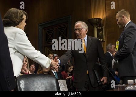 Washington, District Of Columbia, USA. 12. Juli 2017. Ehemaliger Senator SAM NUNN (R -GA) schüttelt Hände mit Senator DIANNE FEINSTEIN (D -CA) vor dem Christopher Wrays Anhörung vor dem Justizausschuss des Senats zu FBI-Direktor auf dem Capitol Hill. Bildnachweis: Alex Edelman/ZUMA Draht/Alamy Live-Nachrichten Stockfoto