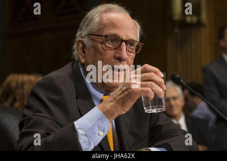 Washington, District Of Columbia, USA. 12. Juli 2017. Ehemaliger Senator SAM NUNN (R -GA) liefert eine statement.in Unterstützung von Christopher Wray vor Wray Anhörung vor dem Justizausschuss des Senats zu FBI-Direktor auf dem Capitol Hill. Bildnachweis: Alex Edelman/ZUMA Draht/Alamy Live-Nachrichten Stockfoto