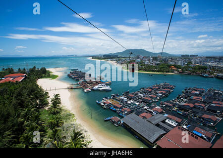 Sanya, China. 13. Juli 2017. Sanya ist die südlichste Stadt in der südchinesischen Provinz Hainan. Die Stadt ist bekannt für sein tropisches Klima und ist heute ein beliebtes Touristenziel, dient auch als der Ausbildungsstätte der chinesischen nationalen Beach-Volleyball-Nationalmannschaft. Die Stadt ist als Chinas Florida oder Hawaii, zeichnen eine große Anzahl von Rentnern aus Nordost-China im Winter bekannt geworden. Bildnachweis: SIPA Asien/ZUMA Draht/Alamy Live-Nachrichten Stockfoto