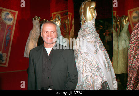 Datei - Datei Bild datiert 15. September 1994 zeigt italienischer Modeschöpfer Gianni Versace, der vor eines dieser Werke im Kunstgewerbemuseum in Berlin, Deutschland. Versace wurde auf der Treppe vor seiner Villa in Miami Beach, USA, am 15. Juli 1997 erschossen. Foto: Peer Grimm/Zentralbild/dpa Stockfoto