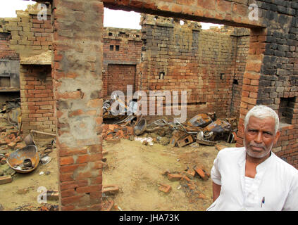 Shabbirpur, Indien. 6. Juli 2017. Dal Singh, ein Mitglied der Dalit Kaste, abgebildet in den Ruinen seines Hauses, die während eines Angriffs durch Mitglieder von einer höheren Kaste, in der nördlichen Dorf Shabbirpur in Indien, 6. Juli 2017 zerstört wurde. Beide Kandidaten bei den indischen Präsidentschaftswahlen am 17. Juli sind Dalits. Dalits, die formal als "Unberührbare" bezeichnet wurden, nach wie vor diskriminiert. Foto: Siddhartha Kumar/Dpa/Alamy Live News Stockfoto