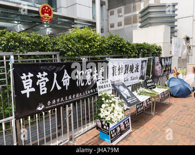 Hong Kong, Hong Kong SAR, China. 14. Juli 2017. Was Ortsbild des Sit-in Protest Liu heute frei gewesen war, wurde der Aufstellungsort des Gedenkens. Nach dem Tod in China von Liu Xiaobo, den Friedensnobelpreis laureate, der Protest außerhalb der Verbindungsstelle von der zentralen Volksregierung in der Hong Kong Special Administrative Region bleibt mit Büchern Kondolenzschreiben unterschreiben. Bildnachweis: Jayne Russell/ZUMA Draht/Alamy Live-Nachrichten Stockfoto