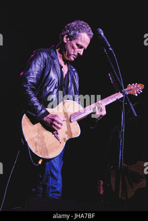 Hamilton, ON, Kanada. 7. Oktober 2008. 7. Oktober 2008 - Hamilton, Ontario, Kanada. Lead Gitarrist und Sänger von Fleetwood Mac, Lindsey Buckingham führt bei Hamilton Place Theatre auf der Bühne. Bildnachweis: Brent Perniac/AdMedia Credit: Brent Perniac/AdMedia/ZUMA Draht/Alamy Live-Nachrichten Stockfoto