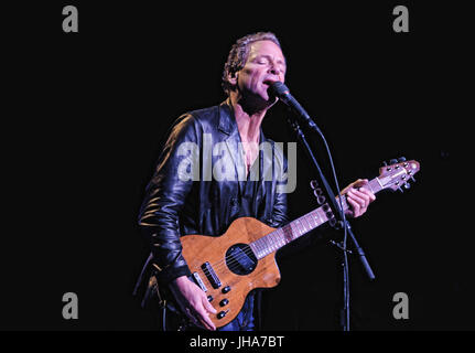 Hamilton, ON, Kanada. 7. Oktober 2008. 7. Oktober 2008 - Hamilton, Ontario, Kanada. Lead Gitarrist und Sänger von Fleetwood Mac, Lindsey Buckingham führt bei Hamilton Place Theatre auf der Bühne. Bildnachweis: Brent Perniac/AdMedia Credit: Brent Perniac/AdMedia/ZUMA Draht/Alamy Live-Nachrichten Stockfoto