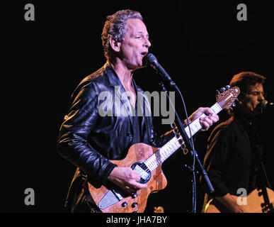 Hamilton, ON, Kanada. 7. Oktober 2008. 7. Oktober 2008 - Hamilton, Ontario, Kanada. Lead Gitarrist und Sänger von Fleetwood Mac, Lindsey Buckingham führt bei Hamilton Place Theatre auf der Bühne. Bildnachweis: Brent Perniac/AdMedia Credit: Brent Perniac/AdMedia/ZUMA Draht/Alamy Live-Nachrichten Stockfoto