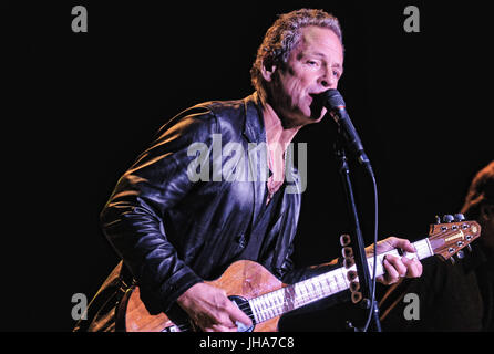 Hamilton, ON, Kanada. 7. Oktober 2008. 7. Oktober 2008 - Hamilton, Ontario, Kanada. Lead Gitarrist und Sänger von Fleetwood Mac, Lindsey Buckingham führt bei Hamilton Place Theatre auf der Bühne. Bildnachweis: Brent Perniac/AdMedia Credit: Brent Perniac/AdMedia/ZUMA Draht/Alamy Live-Nachrichten Stockfoto