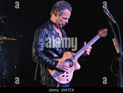 Hamilton, ON, Kanada. 7. Oktober 2008. 7. Oktober 2008 - Hamilton, Ontario, Kanada. Lead Gitarrist und Sänger von Fleetwood Mac, Lindsey Buckingham führt bei Hamilton Place Theatre auf der Bühne. Bildnachweis: Brent Perniac/AdMedia Credit: Brent Perniac/AdMedia/ZUMA Draht/Alamy Live-Nachrichten Stockfoto