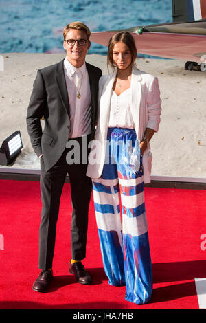 London, UK. 13. Juli 2017. Oliver Proudlock und Emma Louise Connolly kommen für die Weltpremiere des Films Christopher Nolan Dünkirchen am Leicester Square. Foto: Bettina Strenske/Alamy Live-Nachrichten Stockfoto