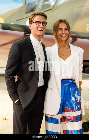 London, UK. 13. Juli 2017. Oliver Proudlock, Emma Louise Connolly am World Premiere von Dünkirchen am Donnerstag, 13. Juli 2017 statt auf ODEON Leicester Square in London. Im Bild: Oliver Proudlock, Emma Louise Connolly. Bildnachweis: Julie Edwards/Alamy Live-Nachrichten Stockfoto