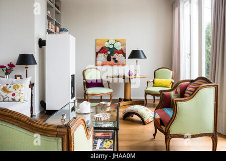 Grüne Sessel im Wohnzimmer Stockfoto