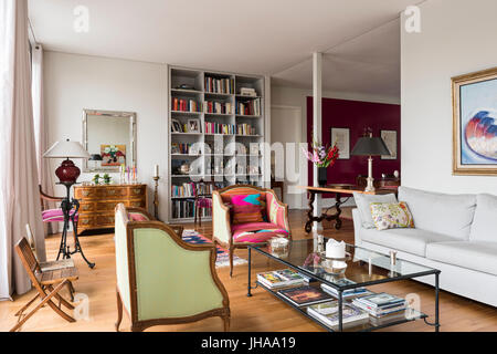 Wohnzimmer mit Couchtisch aus Glas Stockfoto