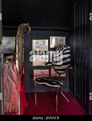 Zebrafell gemusterten Sessel Bett Stockfoto