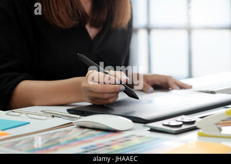 Grafik Designer Frau arbeitet an Kreativbüro mit Grafik auf Computer erstellen. Stockfoto
