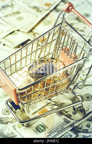 Warenkorb mit Bitcoins. Bild im Vintage stumpfe Farben getönt Stockfoto