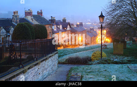 Charmante Stadthäuser in Bakewell, eine hübsche Marktstadt im Peak District National Park, Derbyshire, England - Dezember Stockfoto