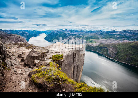 Preikestolen oder Prekestolen, auch bekannt unter den englischen Übersetzungen des Predigers Kanzel oder Preikestolen, ist eine berühmte Sehenswürdigkeit in Forsand, Ry Stockfoto