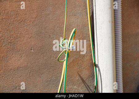 Gelbe Erdungskabel mit Klemme Closeup ring Stockfoto