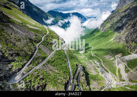 Troll Pfad Trollstigen oder Trollstigveien kurvenreiche Bergstrasse in Norwegen. Stockfoto