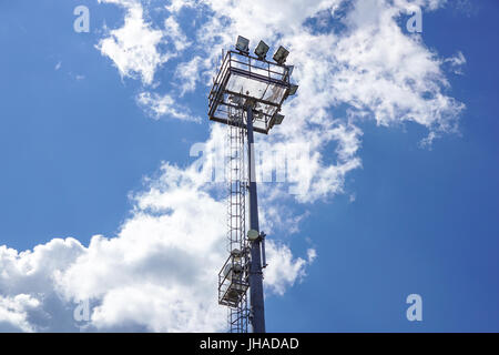 Stadion Beleuchtung Pole Lichtfeld am Tag hell blau Stockfoto