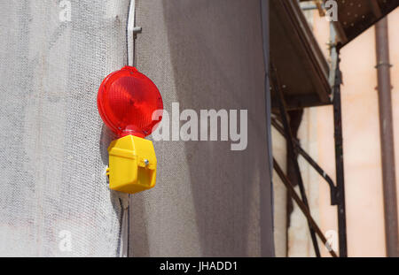 Barrikade und leichte Closeup Warnung. Rot-Straßenlaterne für Arbeit Stockfoto