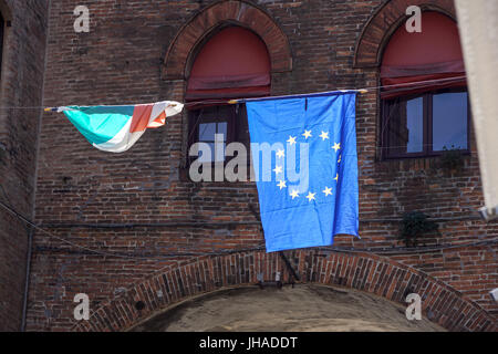 Schmiedeeisen Straßenlaterne mit maltesischer Flagge und Fahne der Europäischen Union in Castille Square, Valletta, Malta, Europa. Stockfoto