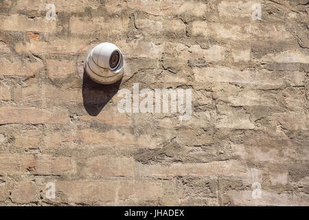 Überwachungskamera. Überwachungskamera auf der Mauer im Freien montiert Stockfoto