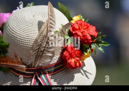 Einen blumigen Hut gesehen bei BodFest 2017 in Bodicote, außerhalb von Banbury Stockfoto