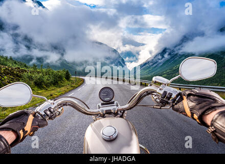 Biker fahren ein Motorrad fährt entlang der asphaltierten Straße. First-Person-Ansicht. Stockfoto