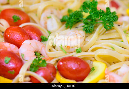 Mediterran italienische Pasta mit Garnelen und Tomaten Stockfoto