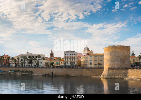 Sardinien Alghero, Blick auf die mittelalterliche Ufermauer und südlichen Teil der historischen Altstadt in Alghero, Sardinien. Stockfoto