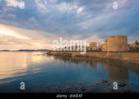 Küste Sardiniens, Blick auf den mittelalterlichen Ufermauer und südlichen Teil der historischen Altstadt in der Abenddämmerung in Alghero, Sardinien. Stockfoto